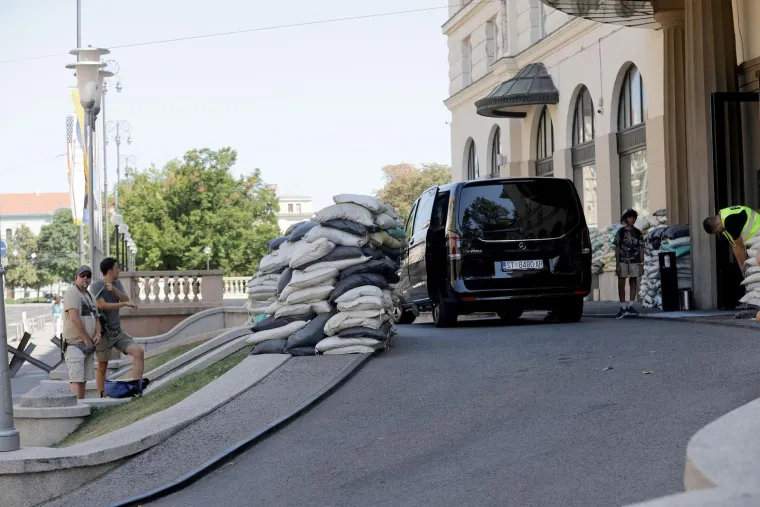 Ukrajinski vojnici s pu&scaron;kama usred Zagreba? Evo &scaron;to se zapravo događa pred poznatim hotelom