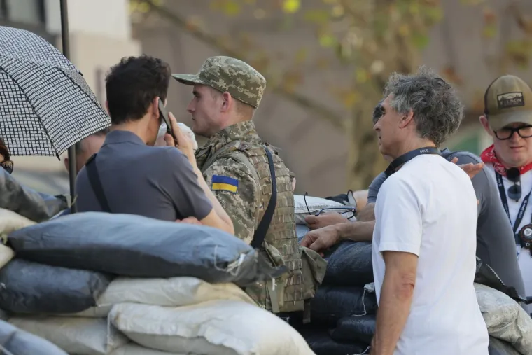 Ukrajinski vojnici s pu&scaron;kama usred Zagreba? Evo &scaron;to se zapravo događa pred poznatim hotelom