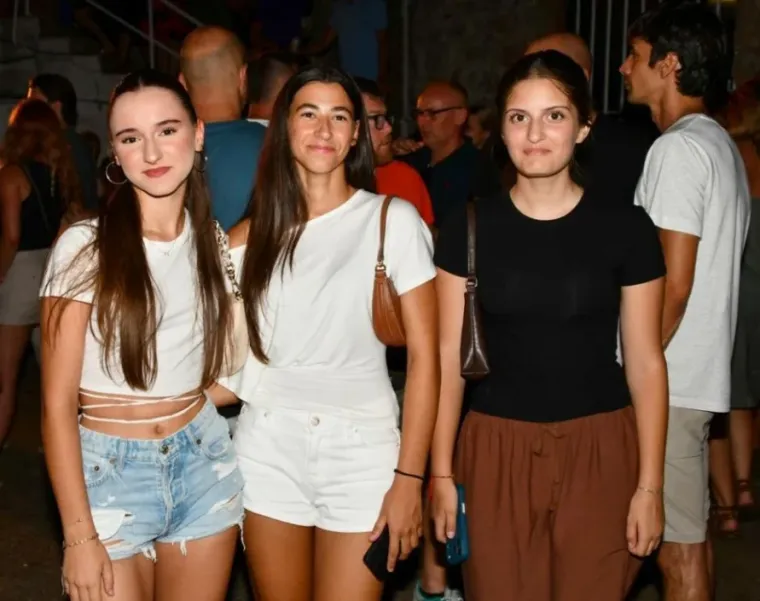 Pogled nisi mogao skinuti s njih: Ove su četiri lijepe Dubrovčanke zablistale na Pilarskoj noći
