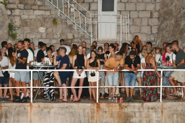 Pogled nisi mogao skinuti s njih: Ove su četiri lijepe Dubrovčanke zablistale na Pilarskoj noći
