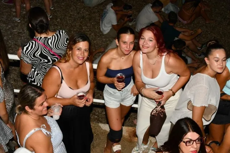 Pogled nisi mogao skinuti s njih: Ove su četiri lijepe Dubrovčanke zablistale na Pilarskoj noći
