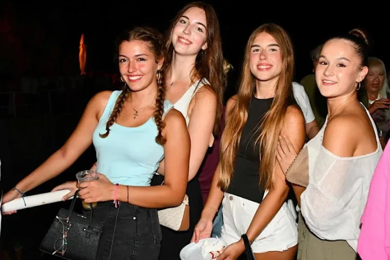 Pogled nisi mogao skinuti s njih: Ove su četiri lijepe Dubrovčanke zablistale na Pilarskoj noći
