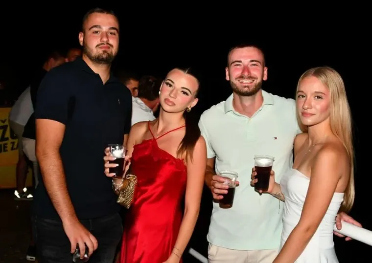 Pogled nisi mogao skinuti s njih: Ove su četiri lijepe Dubrovčanke zablistale na Pilarskoj noći