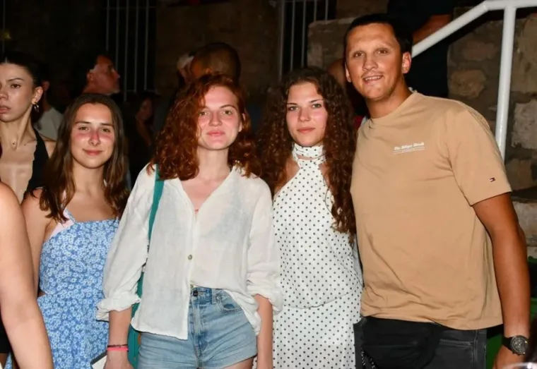 Pogled nisi mogao skinuti s njih: Ove su četiri lijepe Dubrovčanke zablistale na Pilarskoj noći