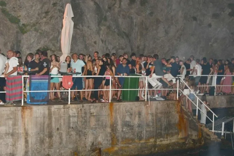 Pogled nisi mogao skinuti s njih: Ove su četiri lijepe Dubrovčanke zablistale na Pilarskoj noći