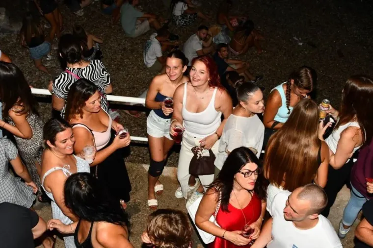 Pogled nisi mogao skinuti s njih: Ove su četiri lijepe Dubrovčanke zablistale na Pilarskoj noći