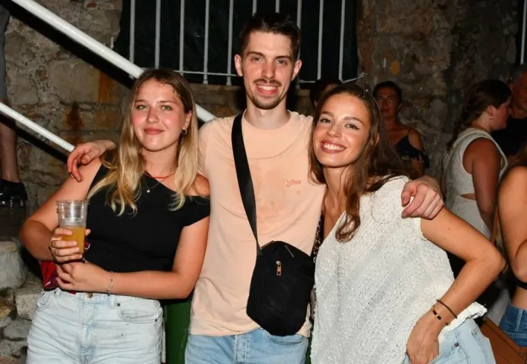 Pogled nisi mogao skinuti s njih: Ove su četiri lijepe Dubrovčanke zablistale na Pilarskoj noći