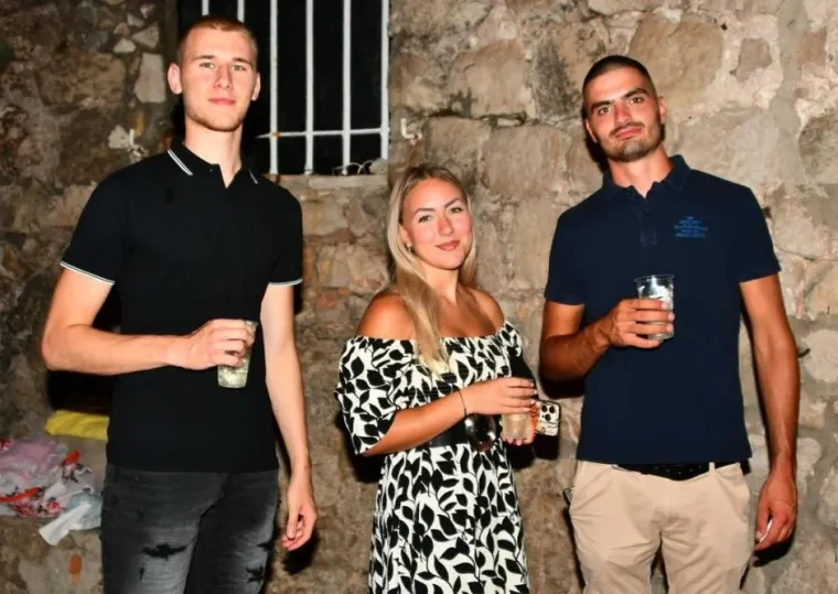 Pogled nisi mogao skinuti s njih: Ove su četiri lijepe Dubrovčanke zablistale na Pilarskoj noći