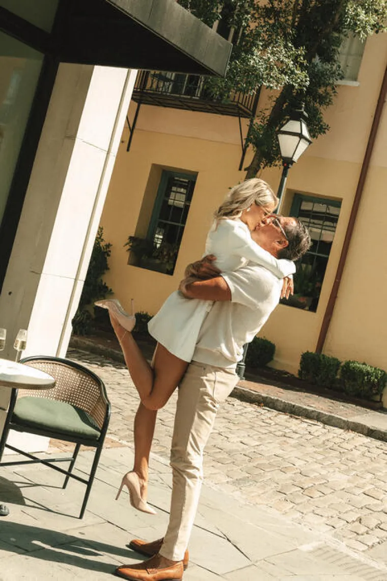 Ona ima 26, on 60: Bio joj je omiljeni gost restorana u kojem je radila, danas blistaju u braku