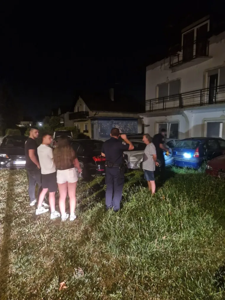 Pravi kr&scaron; i lom kod Karlovca: BMW u noći izletio s ceste pa pokosio automobile u dvori&scaron;tu kuće