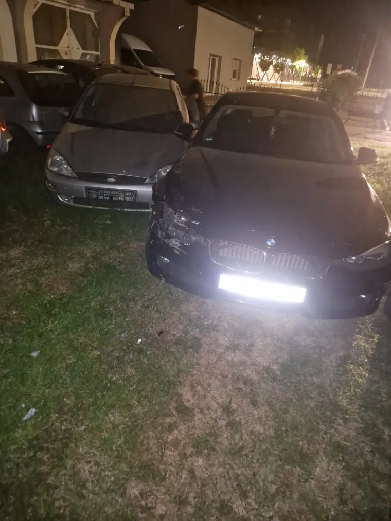 Pravi kr&scaron; i lom kod Karlovca: BMW u noći izletio s ceste pa pokosio automobile u dvori&scaron;tu kuće