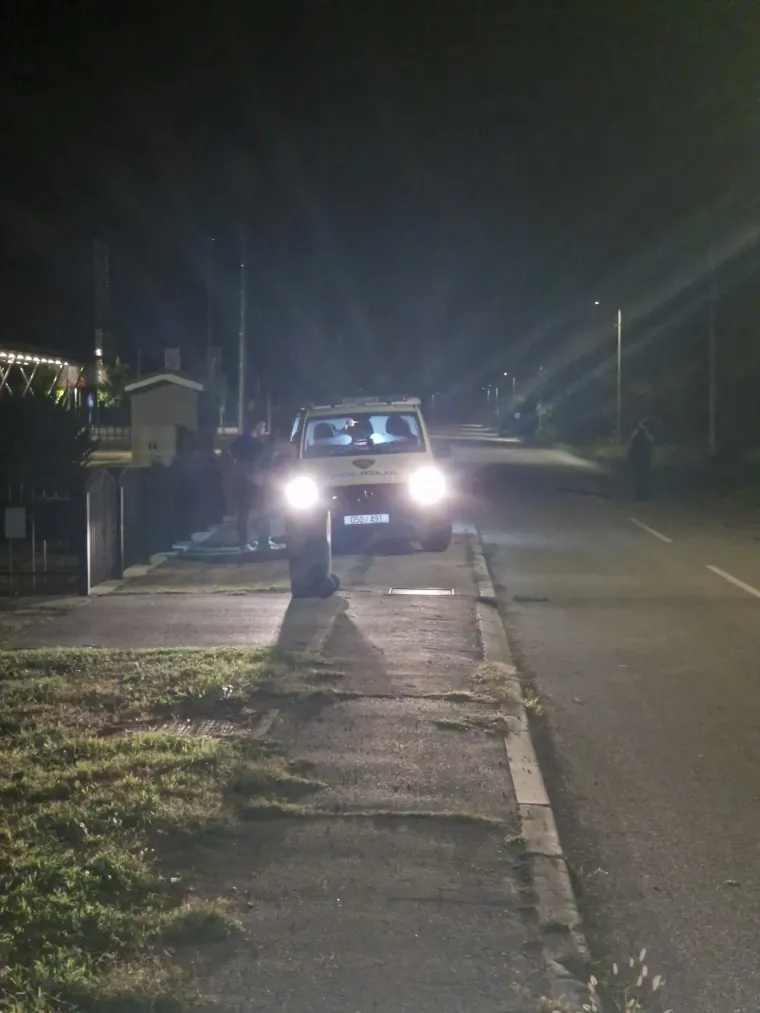 Pravi kr&scaron; i lom kod Karlovca: BMW u noći izletio s ceste pa pokosio automobile u dvori&scaron;tu kuće