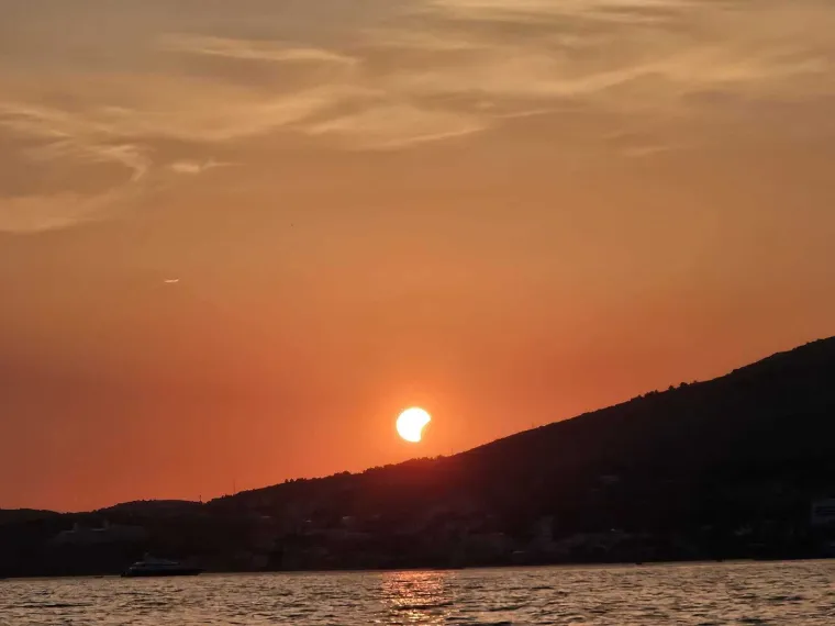Pomrčina odu&scaron;evila Hrvate: Čitatelji &scaron;alju fotografije neobičnog prizora!
