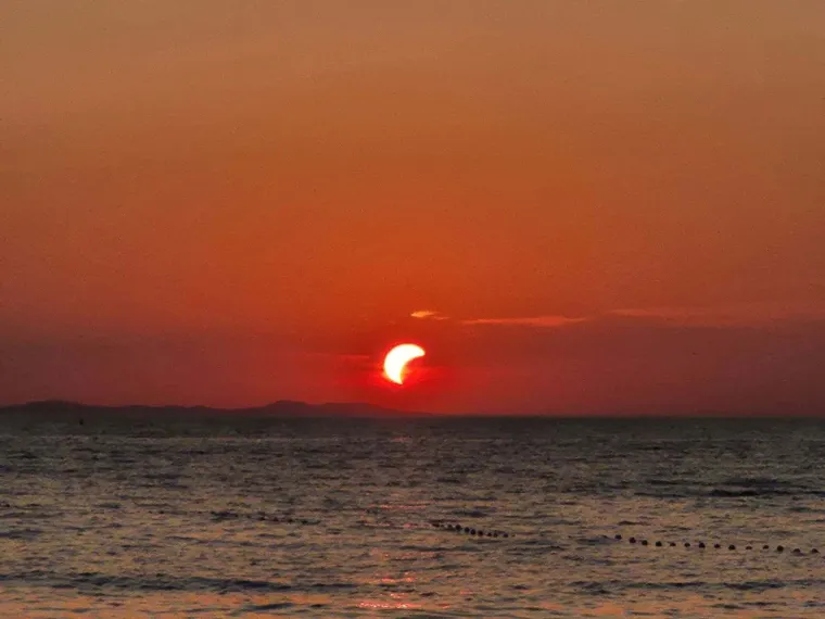 Pomrčina odu&scaron;evila Hrvate: Čitatelji &scaron;alju fotografije neobičnog prizora!