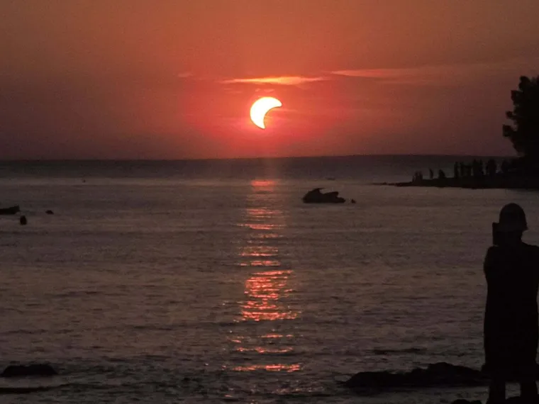 Pomrčina odu&scaron;evila Hrvate: Čitatelji &scaron;alju fotografije neobičnog prizora!