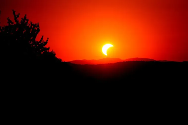Pomrčina odu&scaron;evila Hrvate: Čitatelji &scaron;alju fotografije neobičnog prizora!