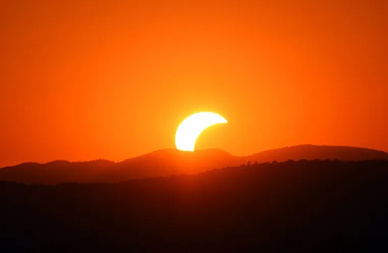 Pomrčina odu&scaron;evila Hrvate: Čitatelji &scaron;alju fotografije neobičnog prizora!