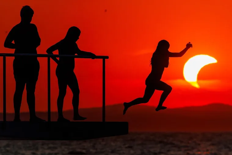 O ovim će se fotografijama jo&scaron; dugo pričati: Hrvatski fotografi uhvatili magične trenutke pomrčine!