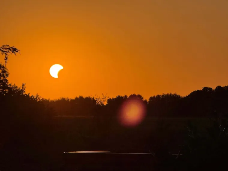 Pomrčina Sunca je izgledala spektakularno: Ovo su va&scaron;e fotografije koje ste nam slali iz cijele Hrvatske