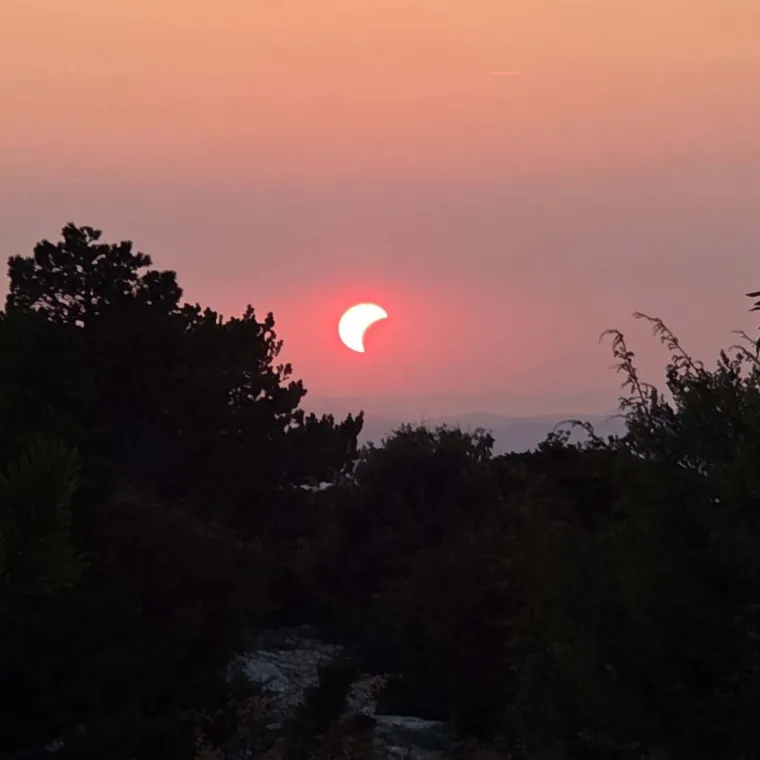 Pomrčina Sunca je izgledala spektakularno: Ovo su va&scaron;e fotografije koje ste nam slali iz cijele Hrvatske