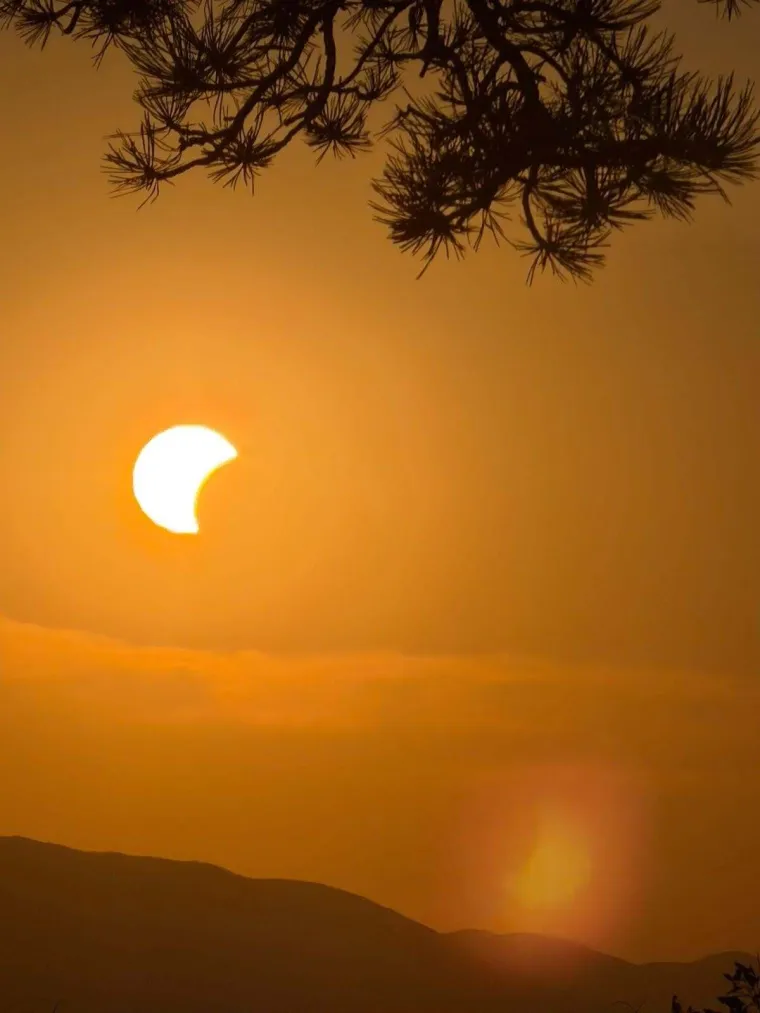 Pomrčina Sunca je izgledala spektakularno: Ovo su va&scaron;e fotografije koje ste nam slali iz cijele Hrvatske
