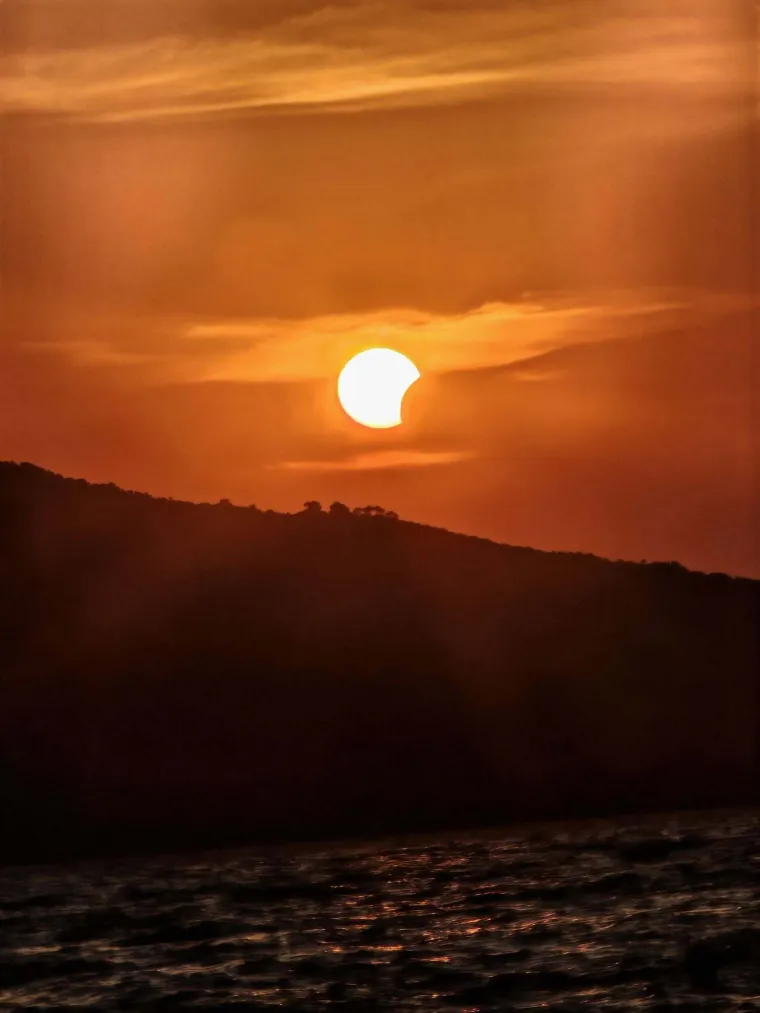 Pomrčina Sunca je izgledala spektakularno: Ovo su va&scaron;e fotografije koje ste nam slali iz cijele Hrvatske