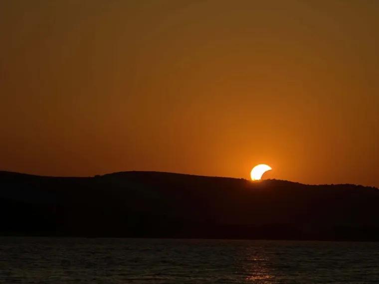 Pomrčina Sunca je izgledala spektakularno: Ovo su va&scaron;e fotografije koje ste nam slali iz cijele Hrvatske