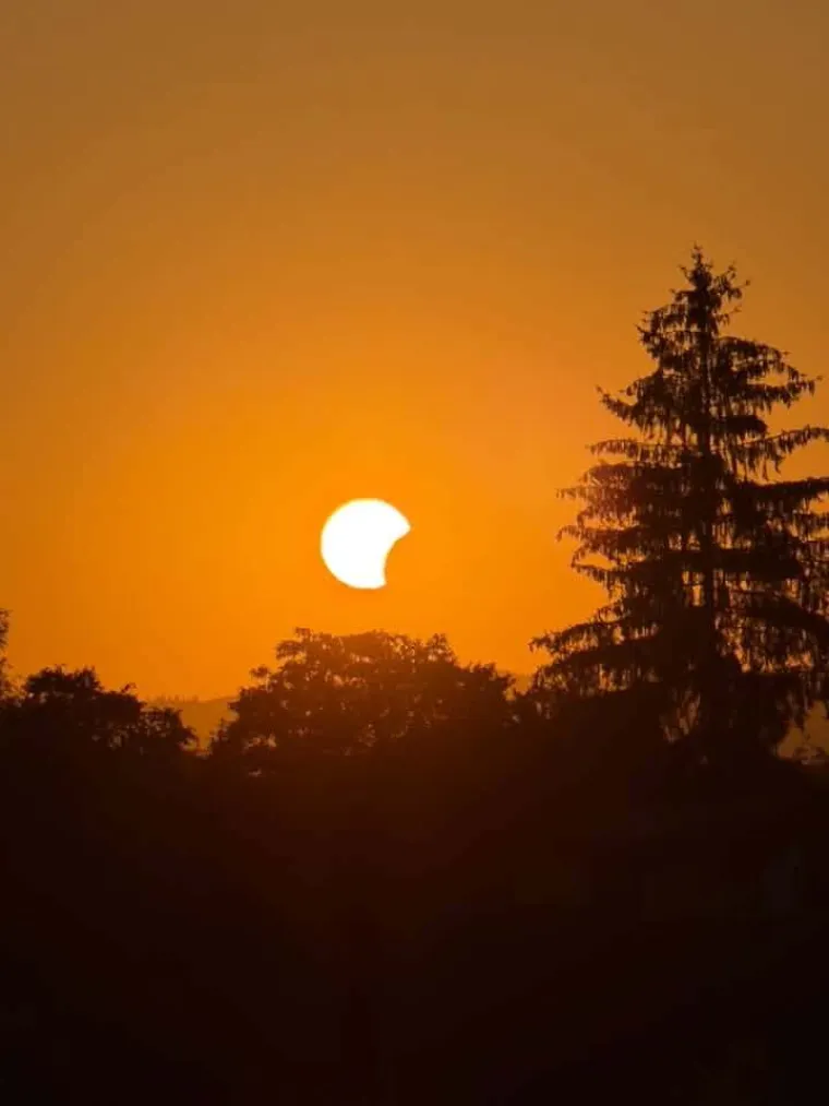 Pomrčina Sunca je izgledala spektakularno: Ovo su va&scaron;e fotografije koje ste nam slali iz cijele Hrvatske