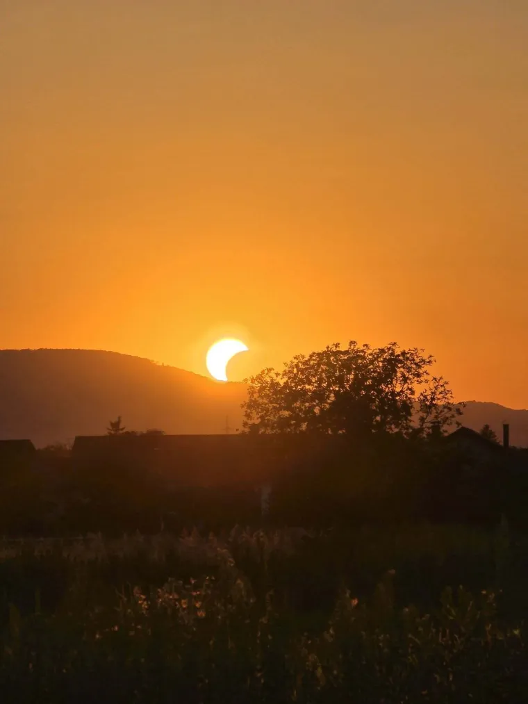 Pomrčina Sunca je izgledala spektakularno: Ovo su va&scaron;e fotografije koje ste nam slali iz cijele Hrvatske