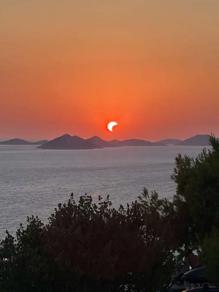 Pomrčina Sunca je izgledala spektakularno: Ovo su va&scaron;e fotografije koje ste nam slali iz cijele Hrvatske