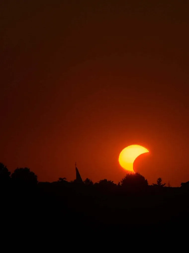 Pomrčina Sunca je izgledala spektakularno: Ovo su va&scaron;e fotografije koje ste nam slali iz cijele Hrvatske