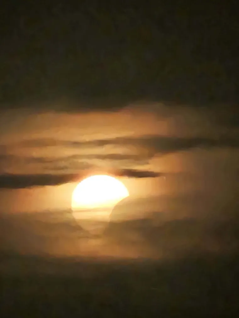 Pomrčina Sunca je izgledala spektakularno: Ovo su va&scaron;e fotografije koje ste nam slali iz cijele Hrvatske