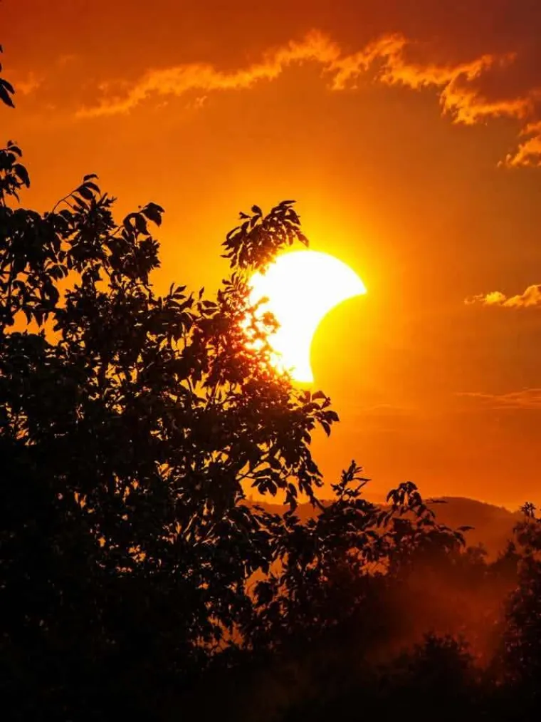 Pomrčina Sunca je izgledala spektakularno: Ovo su va&scaron;e fotografije koje ste nam slali iz cijele Hrvatske
