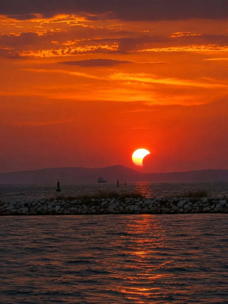 Pomrčina Sunca je izgledala spektakularno: Ovo su va&scaron;e fotografije koje ste nam slali iz cijele Hrvatske
