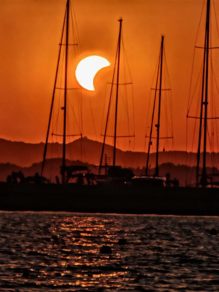 Pomrčina Sunca je izgledala spektakularno: Ovo su va&scaron;e fotografije koje ste nam slali iz cijele Hrvatske
