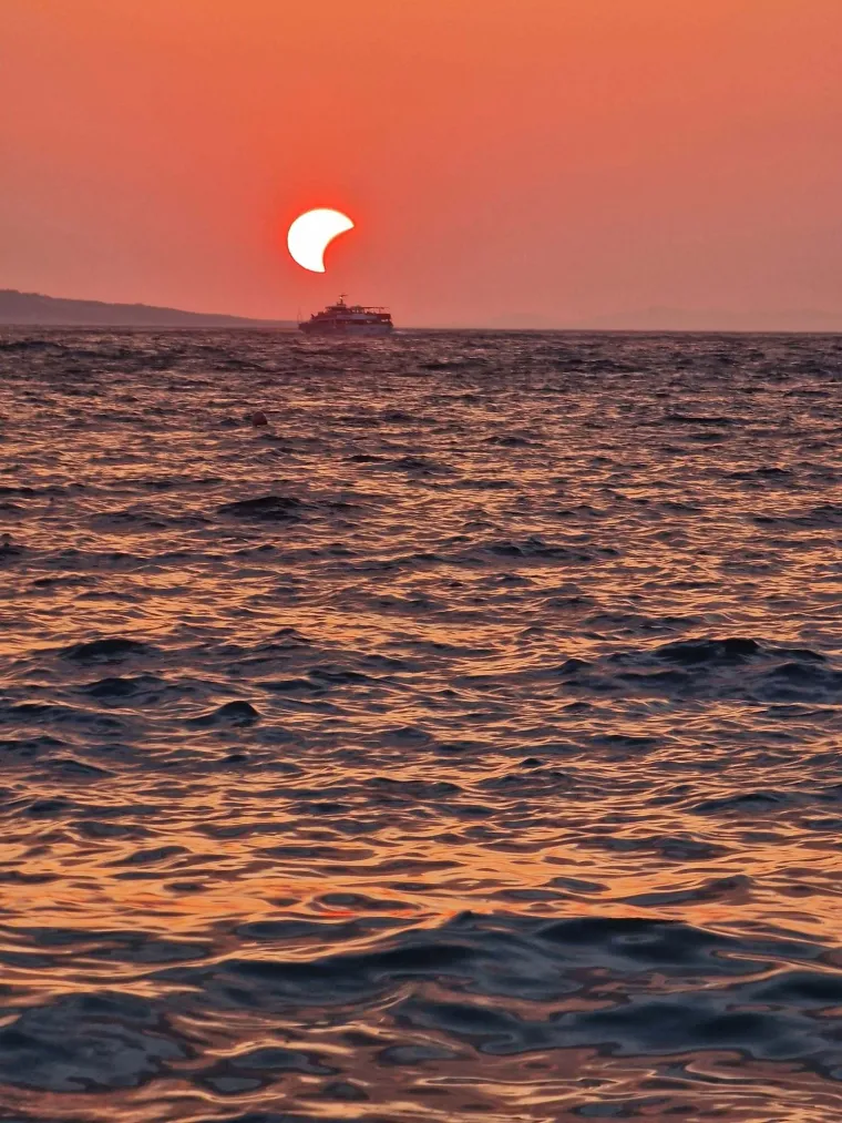 Pomrčina Sunca je izgledala spektakularno: Ovo su va&scaron;e fotografije koje ste nam slali iz cijele Hrvatske