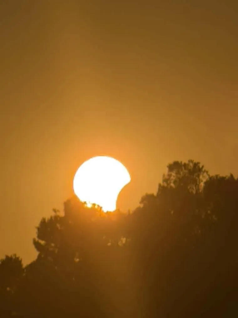 Pomrčina Sunca je izgledala spektakularno: Ovo su va&scaron;e fotografije koje ste nam slali iz cijele Hrvatske