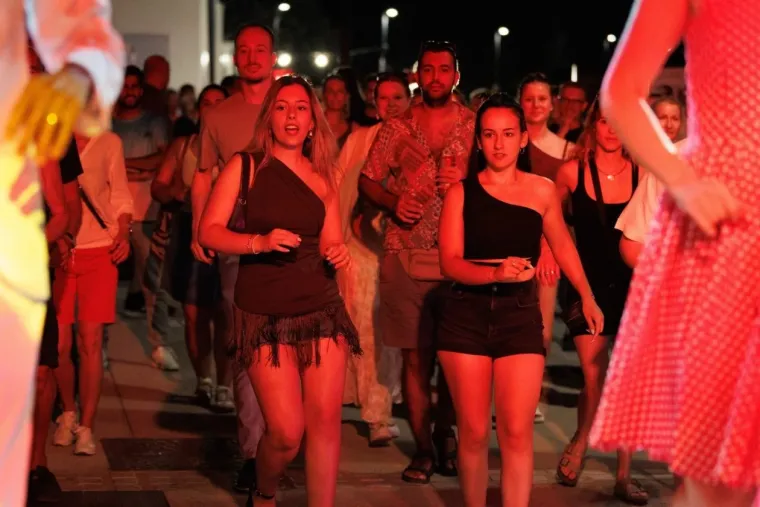 Ljuljala bokovima i mamila poglede: Brineta u crvenom zaraznim osmijehom ukrala svu pažnju
