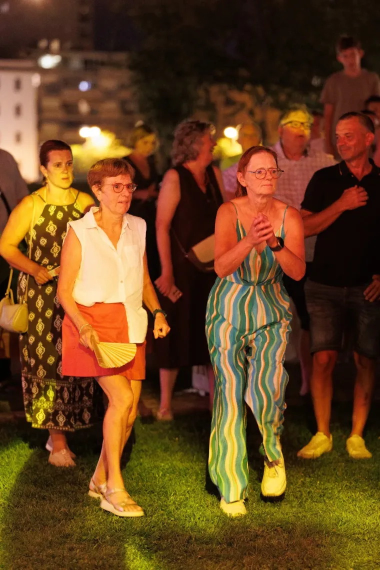 Ljuljala bokovima i mamila poglede: Brineta u crvenom zaraznim osmijehom ukrala svu pažnju