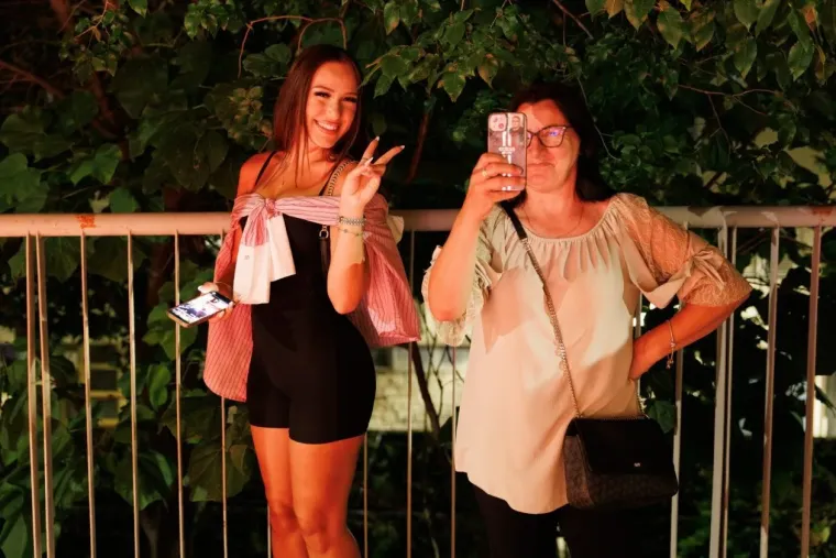 Ljuljala bokovima i mamila poglede: Brineta u crvenom zaraznim osmijehom ukrala svu pažnju