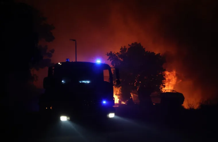 Stižu slike s mjesta buktinje: Kod Omi&scaron;a kao da se stvorio pakao!