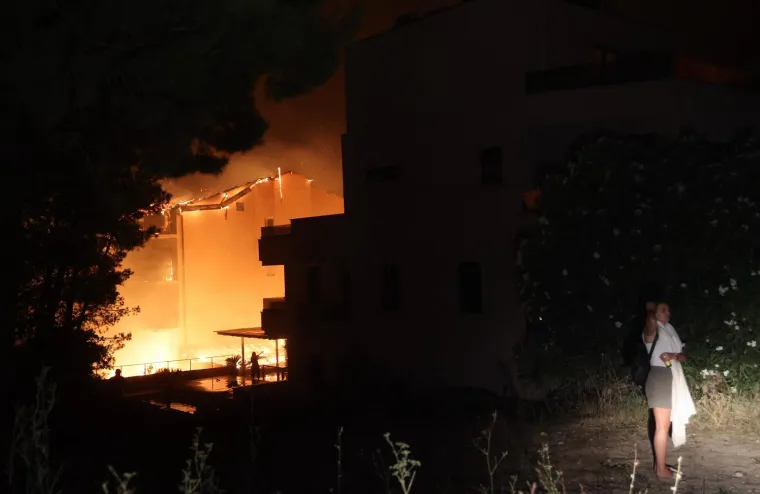 Vatra guta Omi&scaron;: Pogledajte užasne prizore bijega iz gorućeg grada