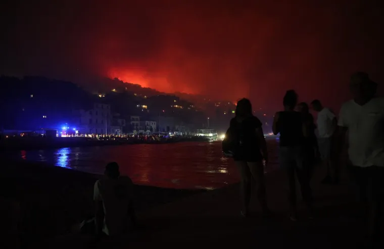 Vatra guta Omi&scaron;: Pogledajte užasne prizore bijega iz gorućeg grada