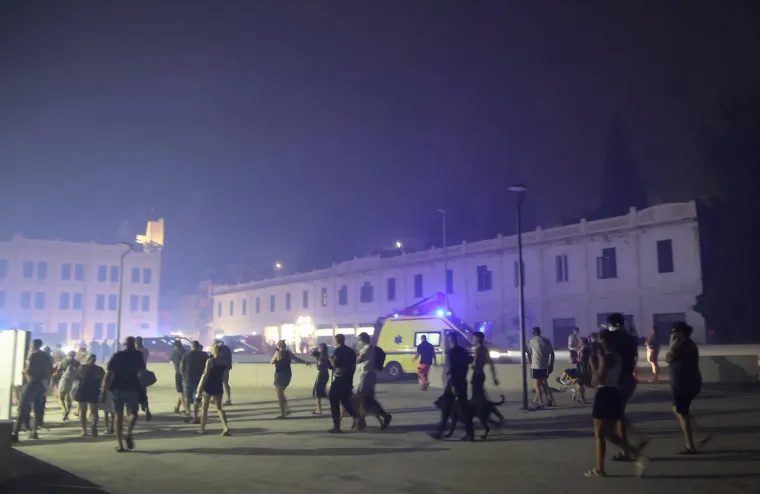 Vatra guta Omi&scaron;: Pogledajte užasne prizore bijega iz gorućeg grada