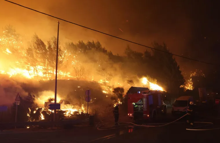 Vatra guta Omi&scaron;: Pogledajte užasne prizore bijega iz gorućeg grada