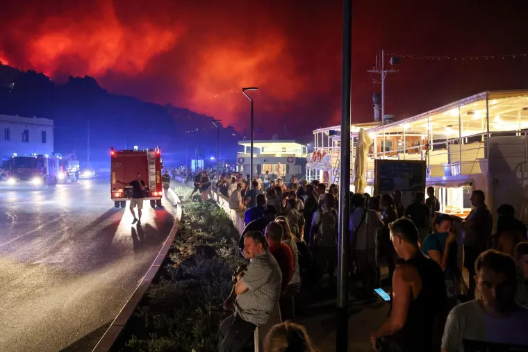 Vatra guta Omi&scaron;: Pogledajte užasne prizore bijega iz gorućeg grada