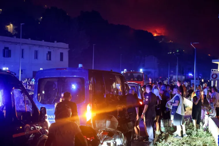 Vatra guta Omi&scaron;: Pogledajte užasne prizore bijega iz gorućeg grada