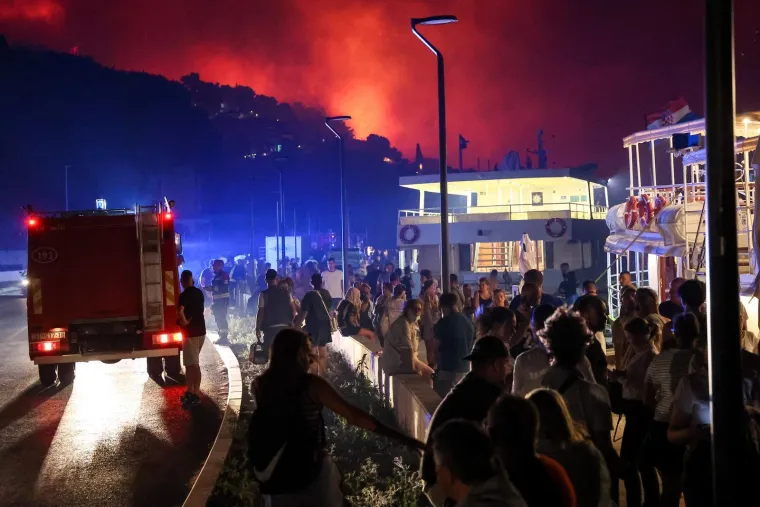 Vatra guta Omi&scaron;: Pogledajte užasne prizore bijega iz gorućeg grada