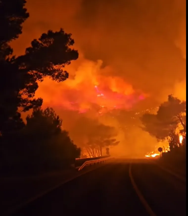 Ovo su prizori iz vatrene noći: Omi&scaron; u dimu i plamenu, vatra se nezaustavljivo &scaron;iri
