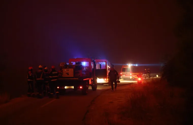 Ovo su prizori iz vatrene noći: Omi&scaron; u dimu i plamenu, vatra se nezaustavljivo &scaron;iri